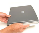 OptiBayHD™ Kit mit der zweiten Festplatte oder SSD in den Schacht für das optische Laufwerk einschieben. Fertig!